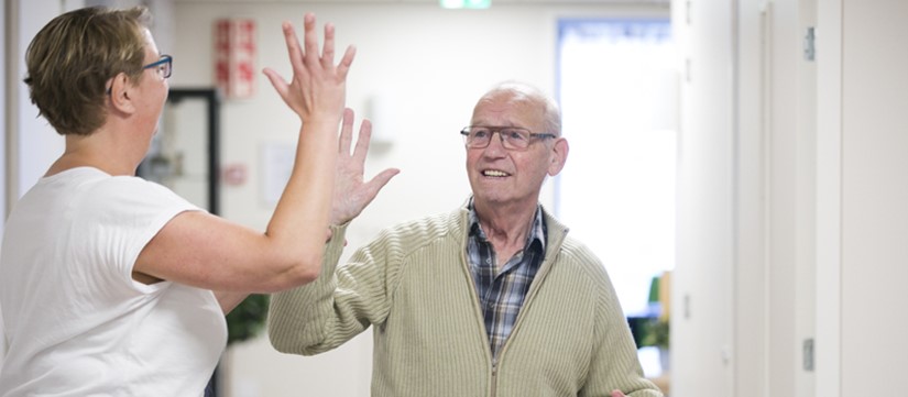 Header Verpleeghuis Bewoner Medewerker High Five