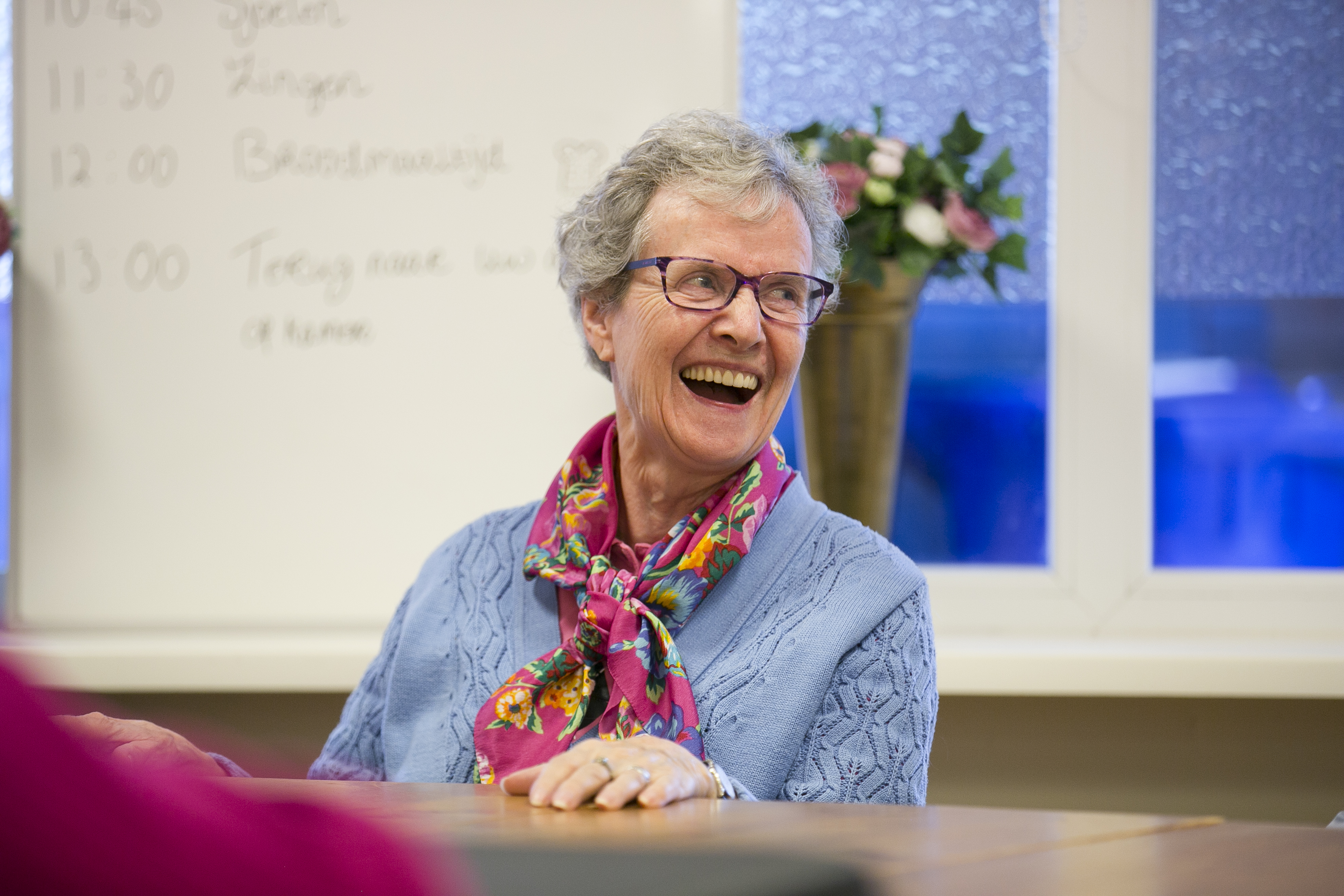 Bewoonster verpleeghuis lacht