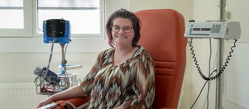 Margriet Timmer In Stoel Dagbehandeling Immuuntherapie Beatrixziekenhuis