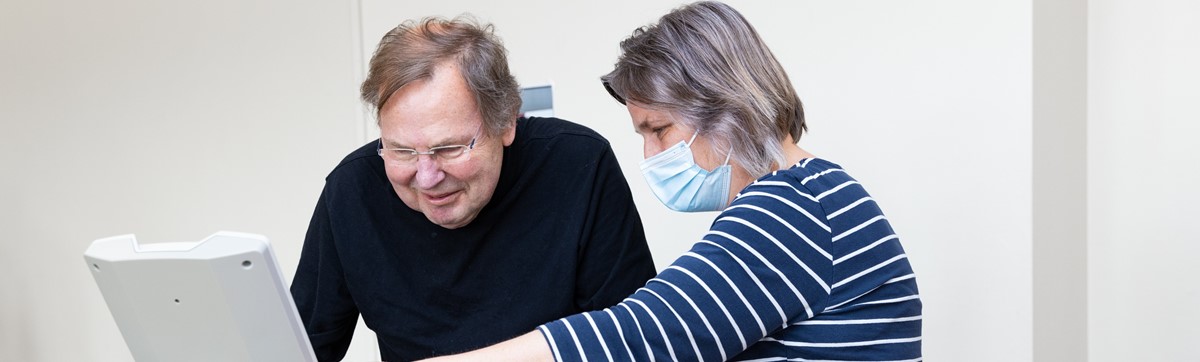 Meneer Oefent Met Fysiotherapeut Op Loopband