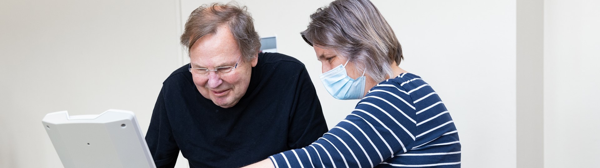 Meneer Oefent Met Fysiotherapeut Op Loopband