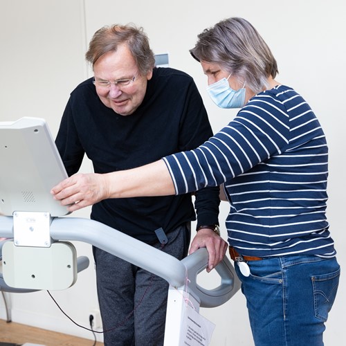 Meneer Oefent Met Fysiotherapeut Op Loopband