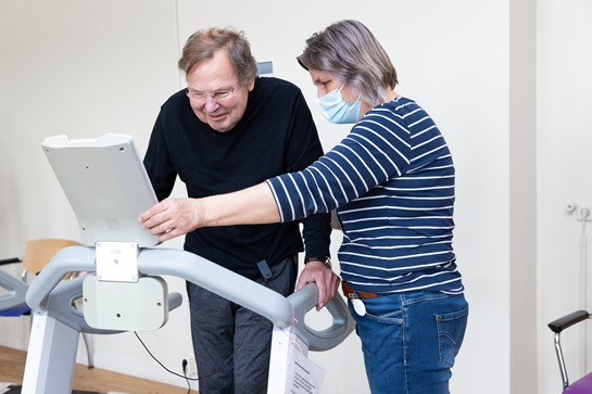 Meneer Oefent Met Fysiotherapeut Op Loopband