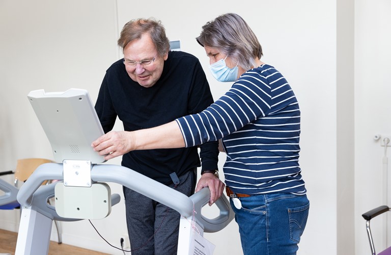 Meneer Oefent Met Fysiotherapeut Op Loopband