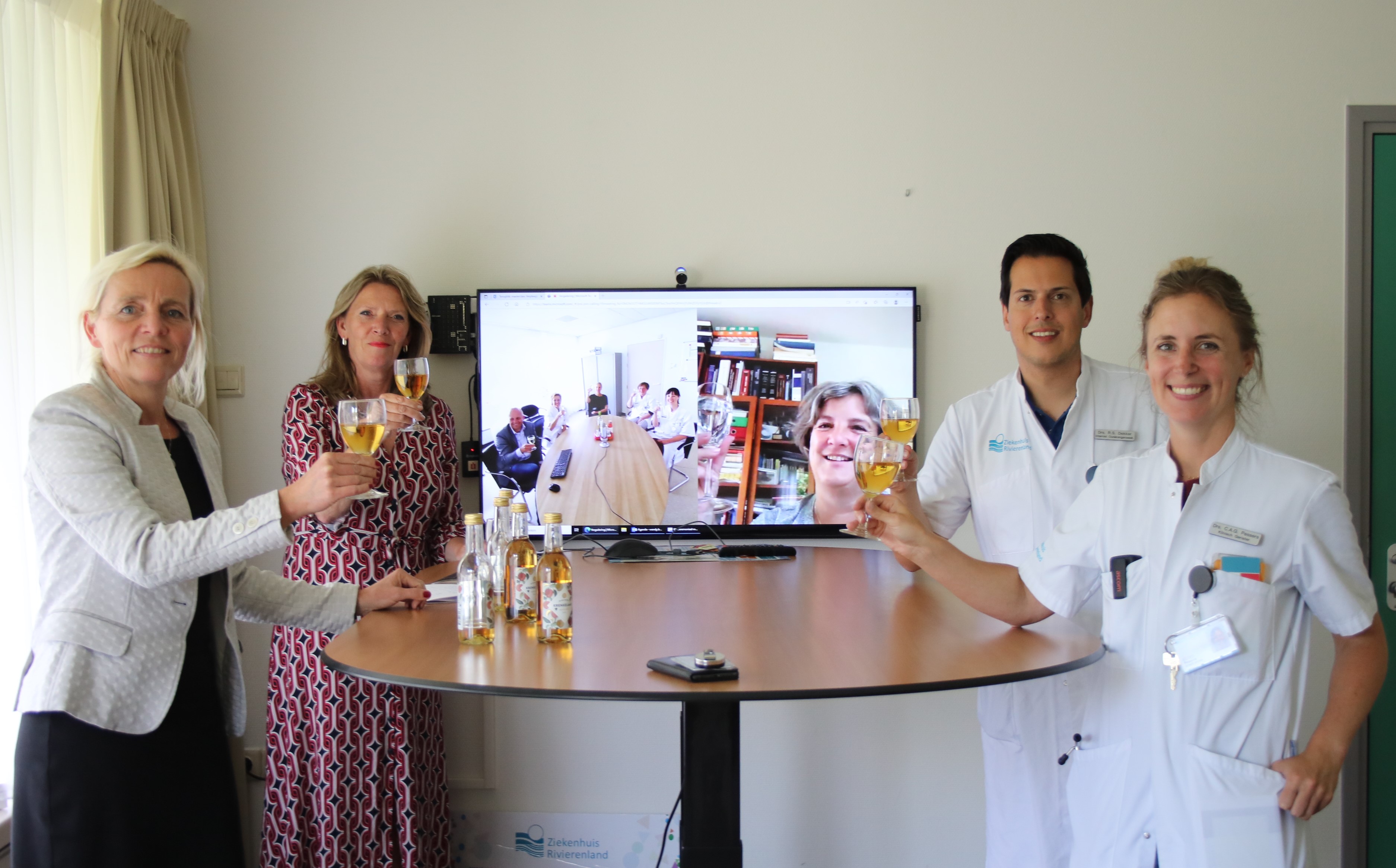 Beatrixzkh En Rivierenland Slaan Handen Ineen