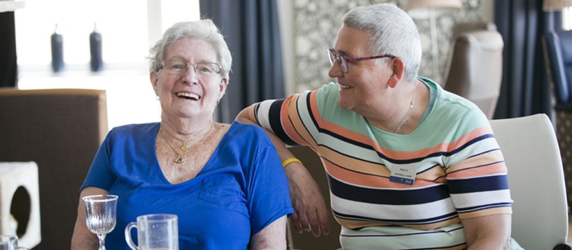 Header Verpleeghuiszorg Bewoner Met Medewerker Drinken Koffie