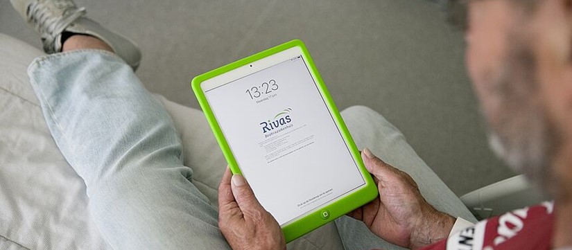 Man Met Tablet In Zijn Hand